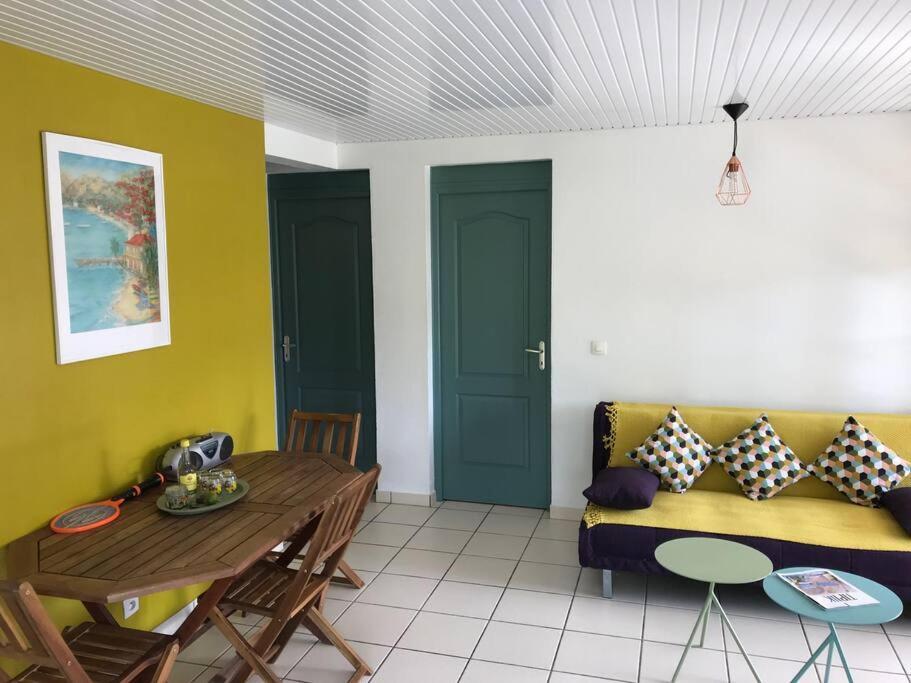 Case A Lili, Joli Bas De Villa Face A La Mer. Terre-De-Haut Exteriör bild